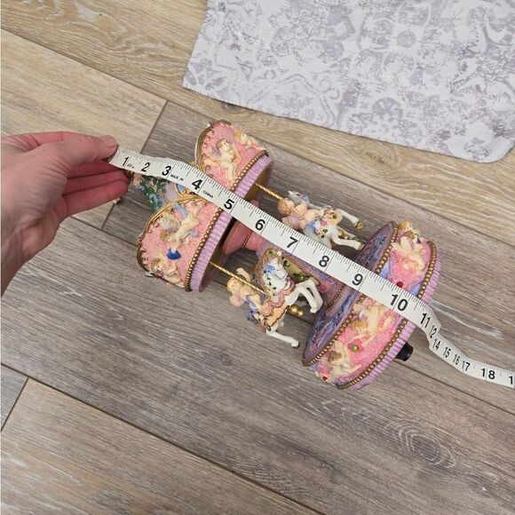 Beautiful Collectible Carousel That Lights Up With Use Of Batteries And Winds Up - Picture 4 of 15